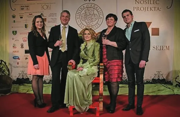 Slovenska vinska kraljica za letošnje leto  Špela Štokelj z družino: mamo Majdo, očetom Damjanom, sestro Lejo in bratom Nejcem