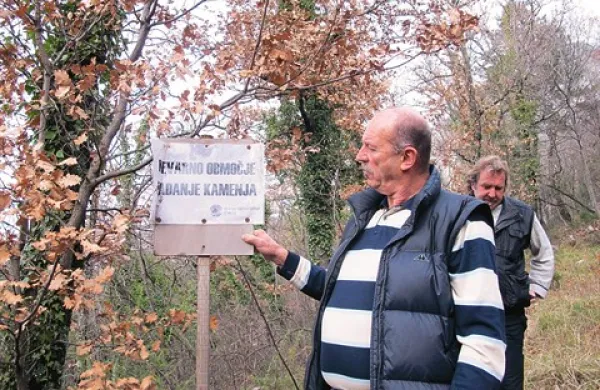 Janko Sever kaže tablico z opozorilom, ki je edini ukrep pred nevarnostjo