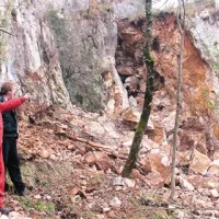  Kamenje, ki se zdaj kruši, pada iz razpoke med tem blokom in Kraškim robom.  