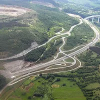 Dobre tri hektarje zemljišč, po katerih poteka avtocesta med viaduktom in predorom Kastelec, je še vedno v lasti Agrarne skupnosti Osp