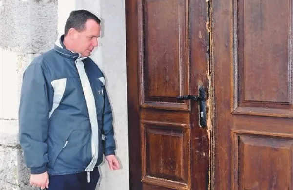 Župnik Peter Černigoj nam je marca 2008 takole pokazal s krampom poškodovana vrata cerkve sv. Križa v Ivanjem Gradu