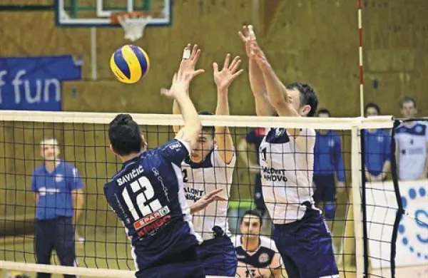 Sicer najučinkovitejšega pri Go Volleyu Darija Savičića (12) sta dobro ustavljala Salonitova Urban Česnik (beli levo) in Dejan Čabarkapa (desno)