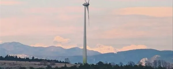 “Omrežje  je kot žilni sistem; če si hočete v kapilaro vbrizgati infuzijo, ne bo šlo - ker je žilica pretanka. Z vetrnimi in predvsem sončnimi  elektrarnami pa   priklapljamo na to ožilje na vseh koncih vse mogoče igle: debele in tanke. In to je 