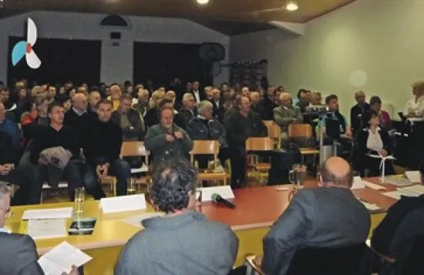 Okrogla miza, ki jo je pripravila Civilna iniciativa za zaščito Senožeških brd, je sinoči napolnila večnamenski prostor tamkajšnje podružnične osnovne šole 