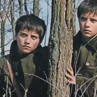 Šolski zvezek je po literarni predlogi Agote Kristof posnel János Szás