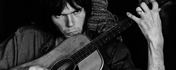 Neil Young leta 1970 na fotografiji, ki jo je posnel Graham Nash, njegov tovariš iz superskupine CSNY 