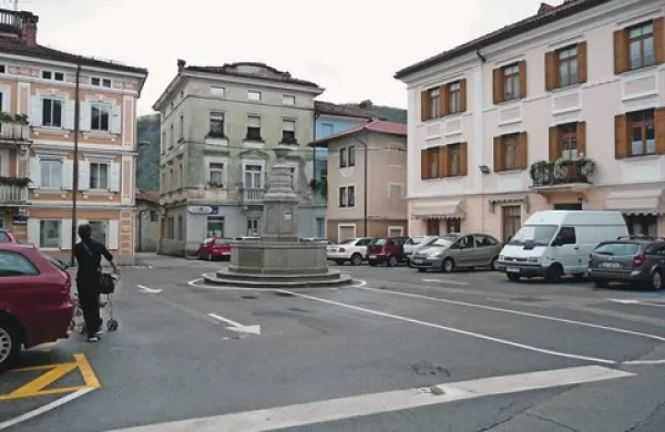 S selitvijo policije (stavba skrajno levo) bi se odprle možnosti za urejanje trga s fontano