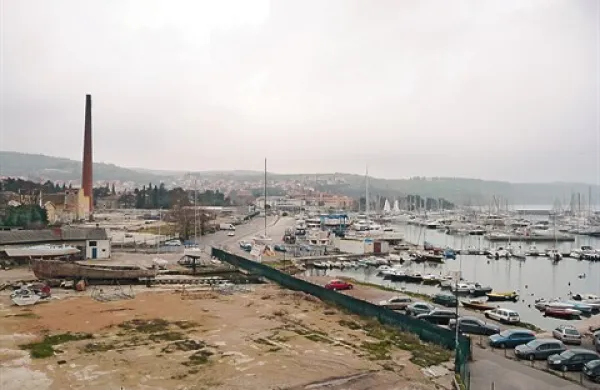 V ospredju območje, ki ga ima v lasti podjetje Riba, za njim škver