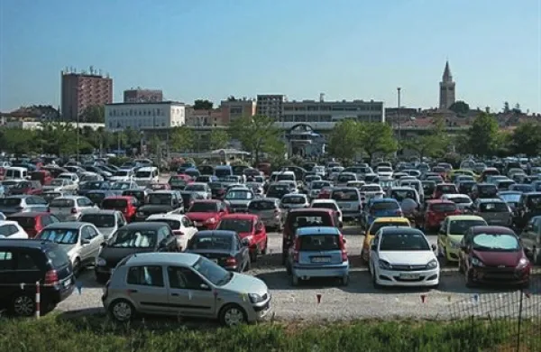 Koprski policisti so včeraj popoldne prejeli tri prijave o poškodovanju rezervoarjev osebnih avtomobilov, ki so bili parkirani na makadamskem parkirišču za tržnico v Kopru