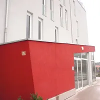 Poštni nabiralnik z nalepko Sedmak Časar  v bloku na  Kozini občasno nekdo sprazni