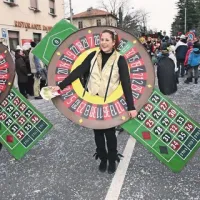 Člane karnevalske skupine poveže v pustne norčije neka aktualna tema, ki jo neredko prepletejo s plesno koreografijo