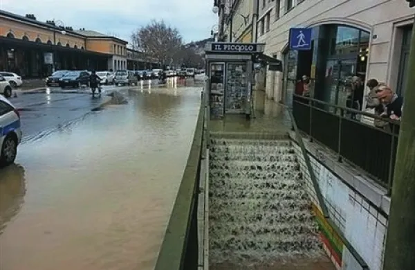 Zaradi počene cevi prometne preglavice v Trstu