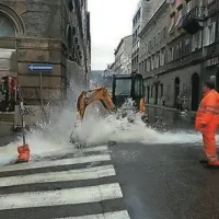 Cev, ki je počila v ulici Udine, je povzročila pravcati “vodni gejzir”
