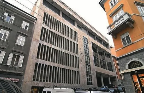 V Slovenskem stalnem gledališču v Trstu so se včeraj vrstili prizori, ki smo jih vajeni iz akcijskih filmov.