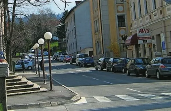 Voznik avtomobila se je včeraj v Cankarjevi ulici v Postojni  zaletel v stanovanjsko hišo