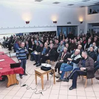 Mag. Gabrijel Seljak (z mikrofonom) je oljkarjem v Bertokih predstavil nevarnost bakterijskega ožiga oljk in ukrepanje zoper to karantensko bolezen