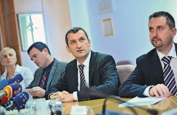 Ugotovitve nadzora, povezanega z nakupi vozniških dovoljenj in potrdil o opravljenih tečajih varne vožnje, so včeraj predstavili (z leve) Brigita Miklavc in Miran Sečki z direktorata za promet, minister za infrastrukturo in prostor Samo Omerzel in v. d.