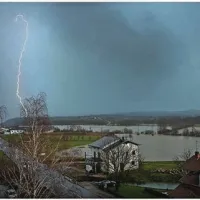 Reka Reka z bistriškimi pritoki in  strela med današnjim nalivom