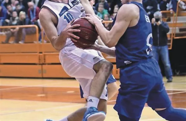 Jan Špan (v belem dresu) je proti Rogaški dosegel 13 točk