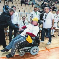 Edi Pobega ima med ljubljanskimi nogometaši veliko znancev - z njim se rokuje nekdanji jugoslovanski reprezentant Marko Elsner