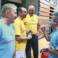Pogovor med Klitonom Bozgom (desno), Vojkom Lazarjem (skrajno levo), Andrejem Poljšakom in hrpeljskim fizioterapevtom Alenom Lilićem (v ozadju)