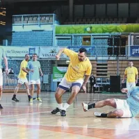 Na igrišču sta se potila tudi nekdanja soigralca Vili Bečaj (na tleh), Alen Ščulac (v rumenem dresu) in predsednik uprave Intereurope Ernest Gortan (levo)