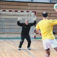 Pri streljanju sedemmetrovk je bilo nekdanjemu rokometašu Janiju Likavcu (vratar je Robert Volk) dovoljeno, da je žogo metal z roko