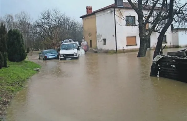 Globoko v vodi in zato “nepremična” so se znašla tudi številna vozila 