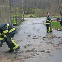 V Jablanici sta se sprožila dva hudournika, ki sta nasula zemljo in kamenje na del vasi. Cesto so čistili gasilci in domačini.