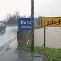Nato je Reka pridrvela do Ilirske Bistrice,  prestopila strugo in poplavila polja, tako da je bilo mesto obdano z vodo 