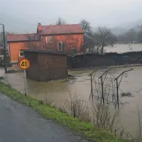 Najprej je včeraj dopoldne, že ob 10. uri, zalilo  Trpčane v zgornjem toku Reke 