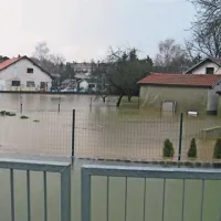 Tudi v središču mesta,  ob Bazoviški cesti, je nastalo pravo jezero, voda pa je zalila pritličja hiš
