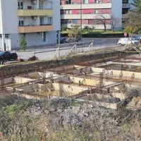 Gradbena jama že dve leti zeva sredi mesta, kmalu pa se  bo obnova končno nadaljevala 