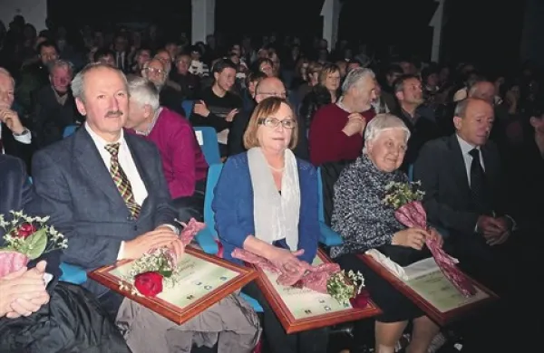 Gujonova priznanja so prejeli (z leve) Alessandro Oman, predsednica Inštituta za slovensko kulturo Bruna Dorbolo in Milena Kožuh 