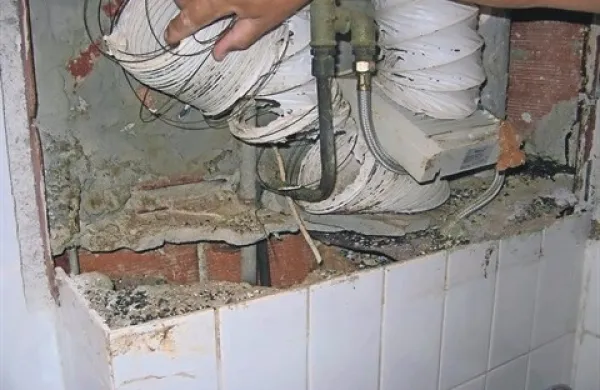V uničeni prezračevalni cevi  je našel  mrtve miši in iztrebke
