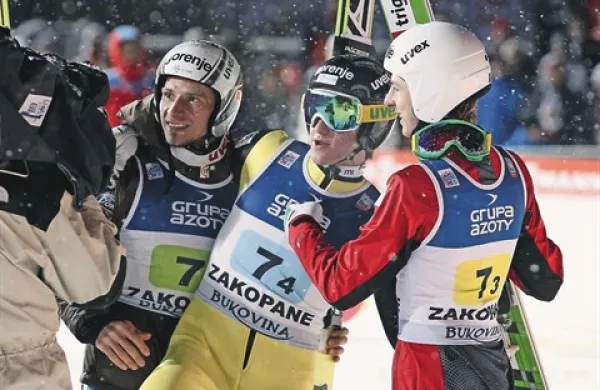 Jaka Hvala (desno), ki je bil lani pomemben člen v moštveni zmagi Slovenije v Zakopanah, je tokrat prepustil mesto Jerneju Damjanu
