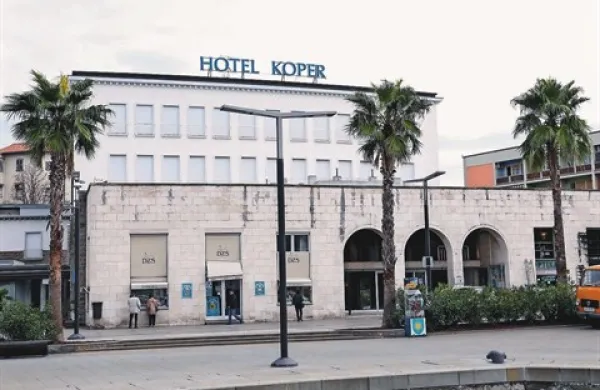 Hotel Koper je zaprt že od oktobra. Delavcev, ki bi ga po nekaterih  napovedih  morali do spomladi nekoliko osvežiti, še ni na spregled.