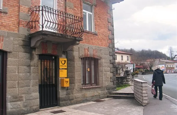 V petek zvečer je neznanec s pištolo zagrozil poštni uslužbenki, nato pa z denarjem zbežal v neznano