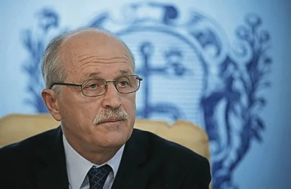 Predsednik Zdravniške zbornice Slovenija Andrej Možina pravi,  da z zaskrbljenostjo spremlja nemoč premierke Alenke Bratušek pri iskanju prvega moža slovenskega zdravstva
