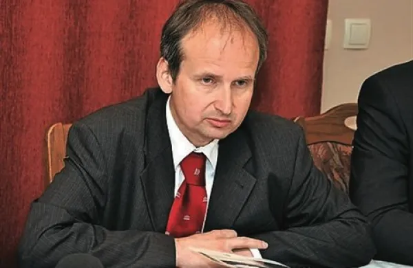 Direktor Direkcije RS za ceste Gregor Ficko je danes ministru za infrastrukturo in prostor Samu Omerzelu ponudil odstop
