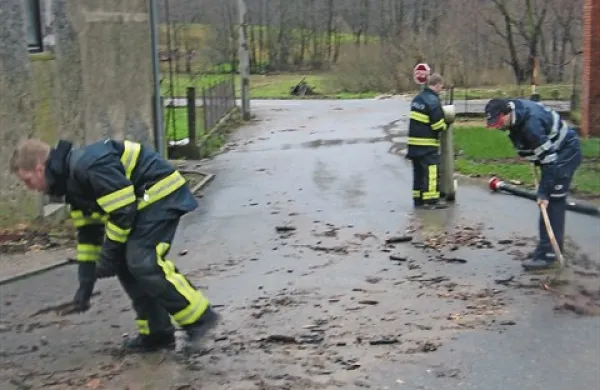 Če ne bi bilo gasilcev (na fotografiji so med čiščenjem zemlje in kamenja v Jablanici, kjer sta močno narasla dva  hudournika), bi bilo škode po vojni ujmi še več