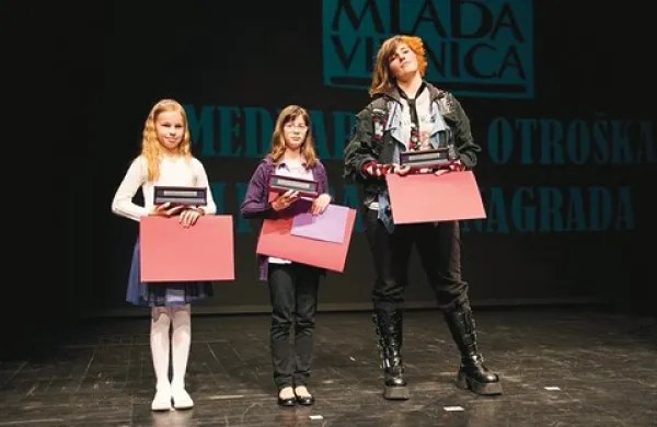 Lani so nagrade  13. Mlade Vilenice prejel  (z leve) Ajda Furlan, Jerneja Rupnik in Eva Salopek
