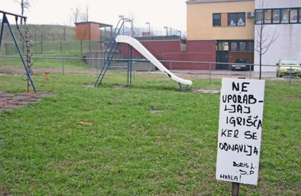 Starši opozarjajo na dotrajana igrala, ki so tudi nevarna, na občini pa še ne vedo, kako in kdaj bodo zagotovili nova