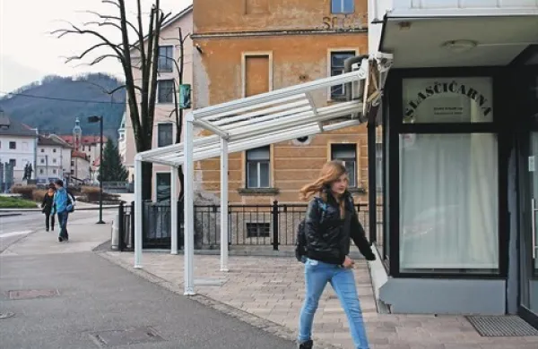    Zaprta Slaščičarna, za njo razpadajoče bivše gostišče Soča in še pet praznih lokalov obkroža glavni Mestni trg