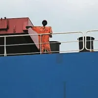 V koprsko pristanišče je danes priplula ladja z dvema nenavadnima mornarjema, privezanima na ograjo na krovu