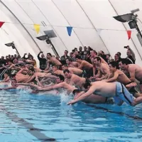 Ko je duhovnik vrgel v vodo sveti križ, so se “tekmovalci” pognali s štartnega mesta