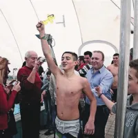 Mladeniča, ki je prvi priplaval do potopljenega križa, bosta vse leto spremljala sreča in zdravje 