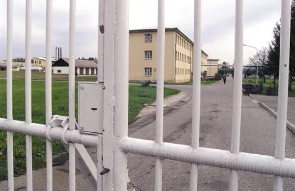 Polovico obsojencev, ki pravnomočnost sodbe dočakajo na prostosti, morajo v zapor privesti prisilno, druga polovica jih prikoraka za zapahe sama