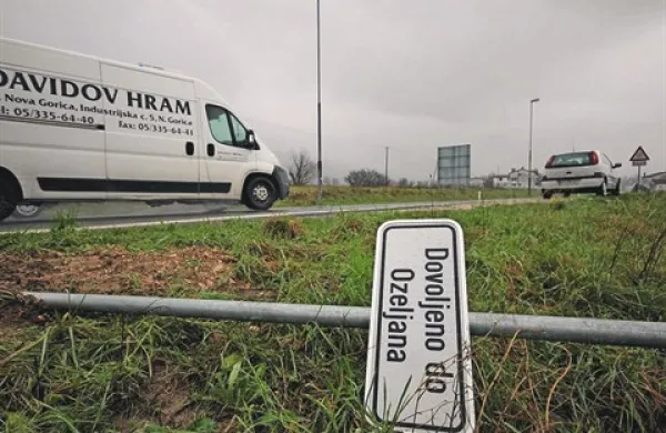 Takole je včeraj v travi obležala tudi tabla  Pri treh hišah, ki je označevala, da je za tovornjake nad 20 ton promet dovoljen le do Ozeljana, čez tamkajšnji most čez Ozlenšček pa ne, saj ga je direkcija za ceste uvrstila med dotrajane in za promet
