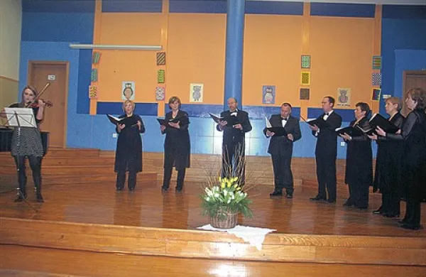 Razgiban glasbeni večer so sklenili domači pevci z izvedbo ljubezenske pesmi Peraški otroci ter ob spremljavi pianistke Startseve in violinistke Tine Zadel (na fotografiji)
